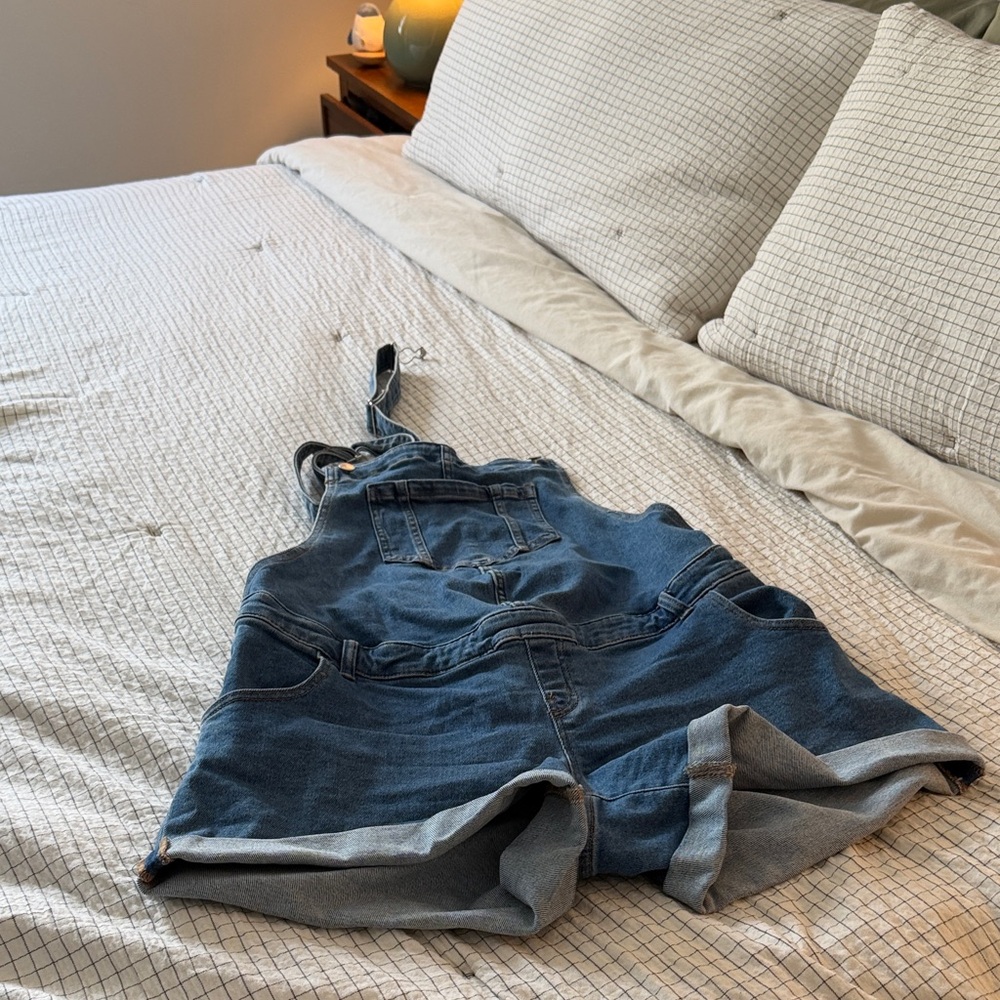 Light Blue Denim Short Maternity Overalls with Front Bib Pocket- Isabel - Picture 3 of 15